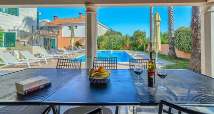 Family Villa Rasotica with large swimming pool, outdoor kitchen