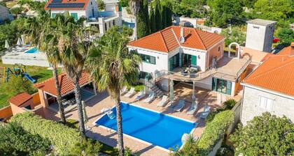 Family Villa Rasotica with large swimming pool, outdoor kitchen