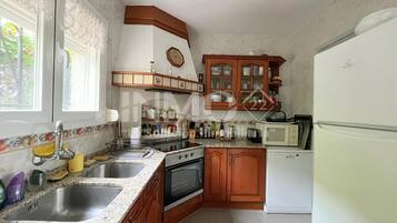 Een koelkast, een microgolfoven, een vaatwasser