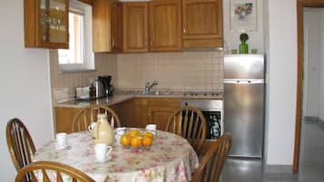 Apartamento (3) | Cozinha compartilhada | Geladeira, cooktop, talheres/pratos/utensílios de cozinha
