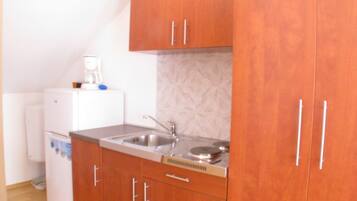 Estúdio (2) | Cozinha americana privada | Geladeira, cooktop, talheres/pratos/utensílios de cozinha