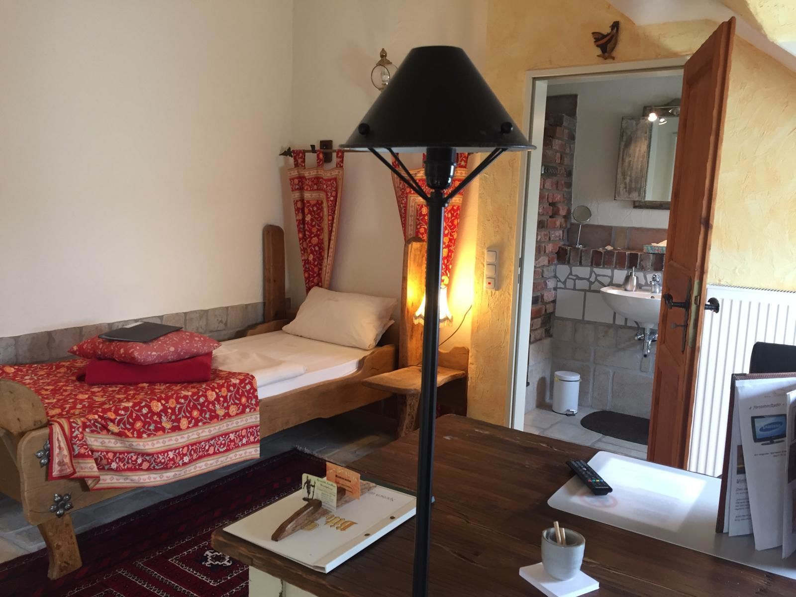 Phòng đơn tiện nghi đơn giản | Bộ đồ giường kháng dị ứng, minibar, trang trí khác biệt, bàn 