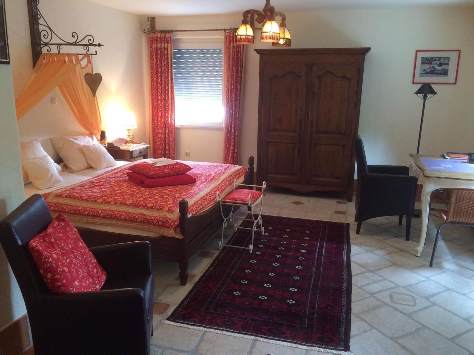 Phòng đôi tiện nghi đơn giản | Bộ đồ giường kháng dị ứng, minibar, trang trí khác biệt, bàn 