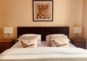 1 habitación, tabla de planchar con plancha y cuna de viaje 