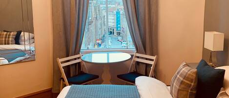 1 habitación, tabla de planchar con plancha y cuna de viaje