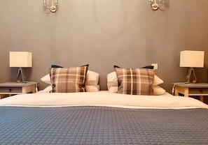 1 habitación, tabla de planchar con plancha y cuna de viaje