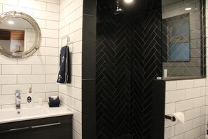 Room (Private Oceanfront Room Hot tub & Sea) | Bathroom | Shower, rainfall showerhead, hair dryer, towels