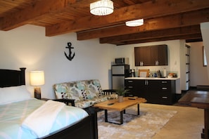 Chambre (Private Oceanfront Room Hot tub & Sea) | 1 chambre, décor unique, ameublement unique, accès au Wi-Fi (inclus)