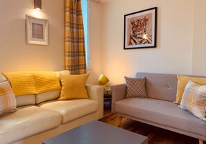 TV, DVD player - A beautiful one-bed flat right in the heart of Edinburgh's historic Old-Town. (Edinburgh)