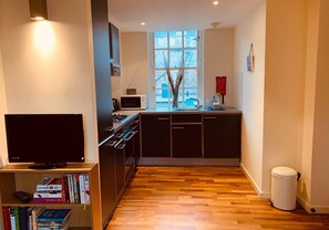 Kühlschrank, Mikrowelle, Ofen, Wasserkocher mit Kaffee-/Teezubehör