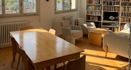 Appartement contemporain au bord du canal du midi.85 m2. Garage privé.