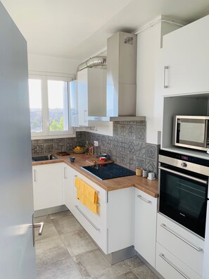 Fridge, microwave, oven, stovetop