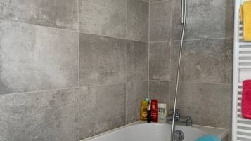 Ensemble douche/baignoire, sĂšche-cheveux, serviettes fournies, savon