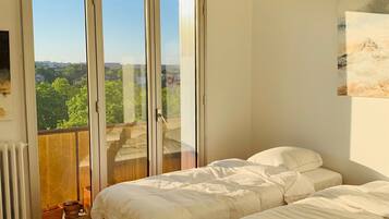 3 bedrooms, desk, iron/ironing board, WiFi