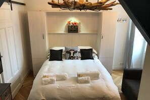 1 slaapkamer, een bureau, een strijkplank/strijkijzer, reisbedje