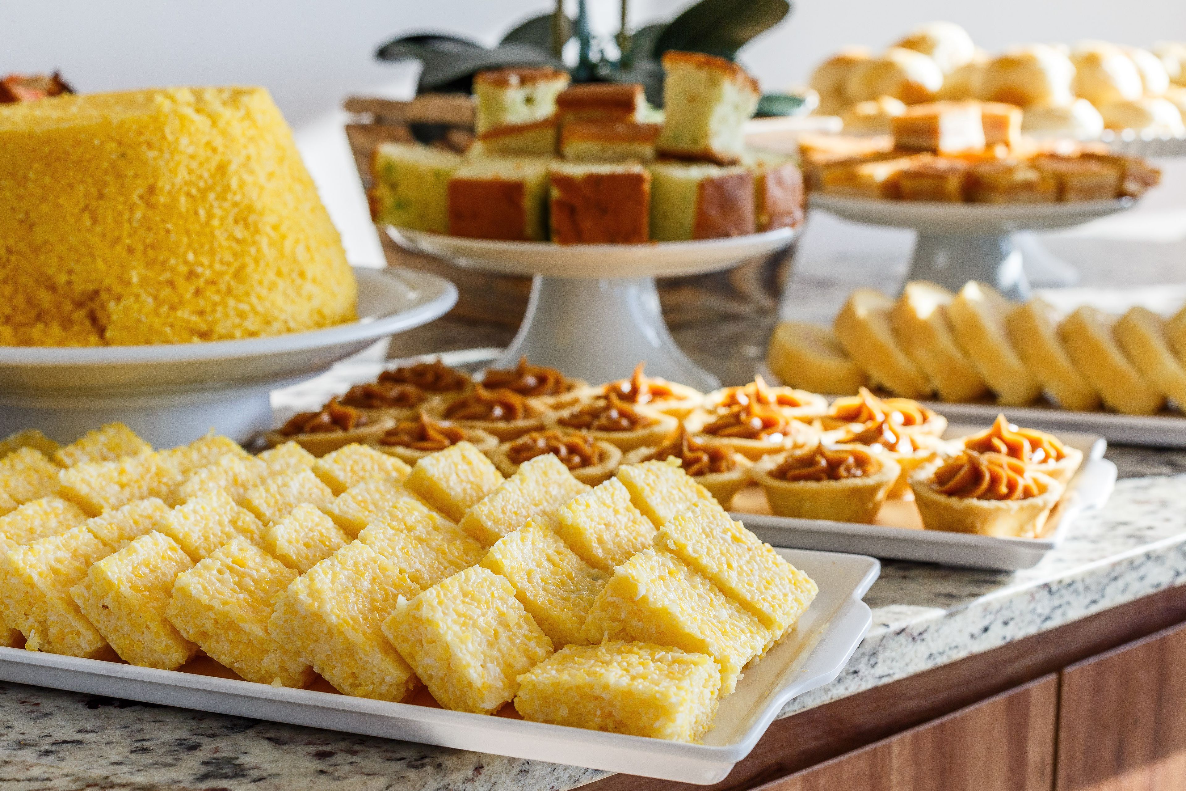 Diverse desserts op een buffet.