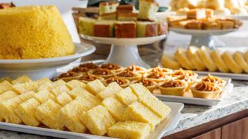 Una variedad de postres en una mesa de buffet.
