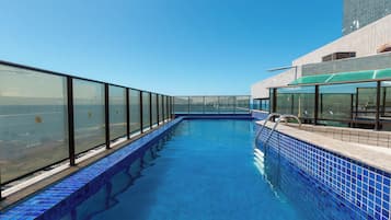 Piscina externa, espreguiçadeiras