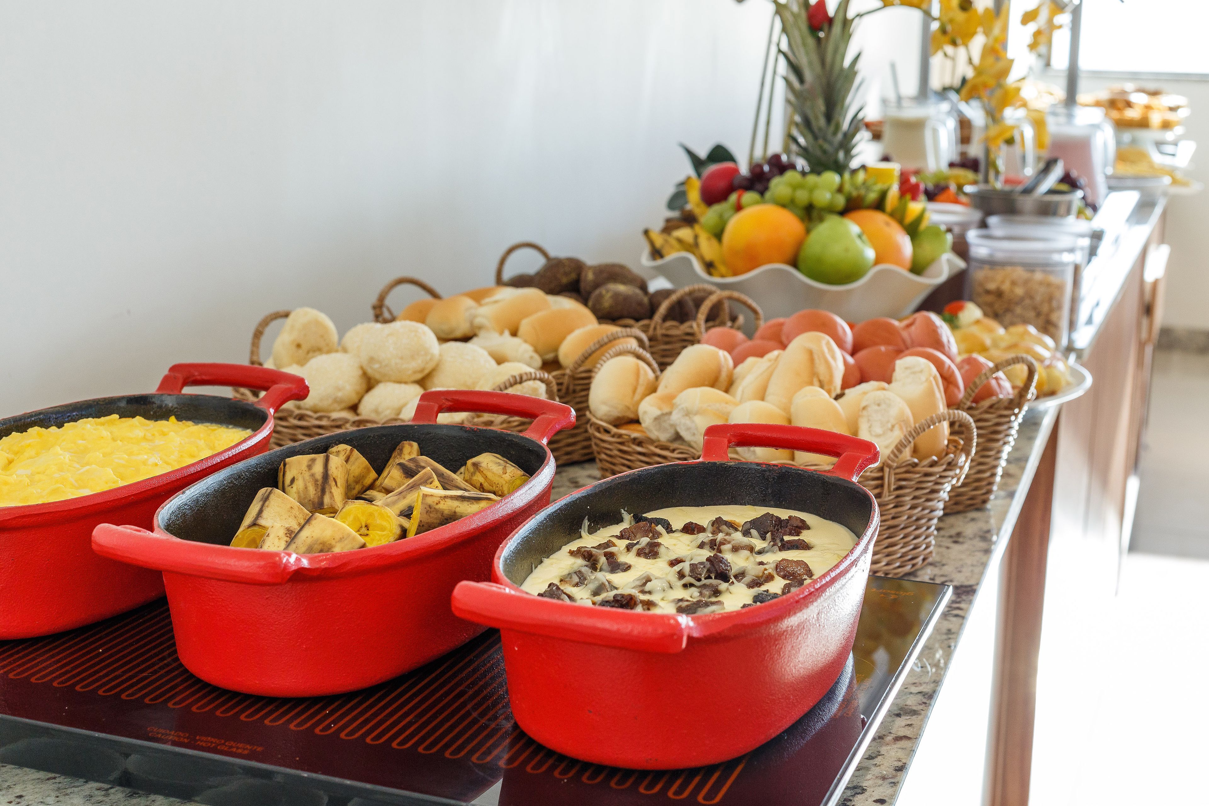 Un buffet proposant une variété de plats et une présentation attrayante de fruits.