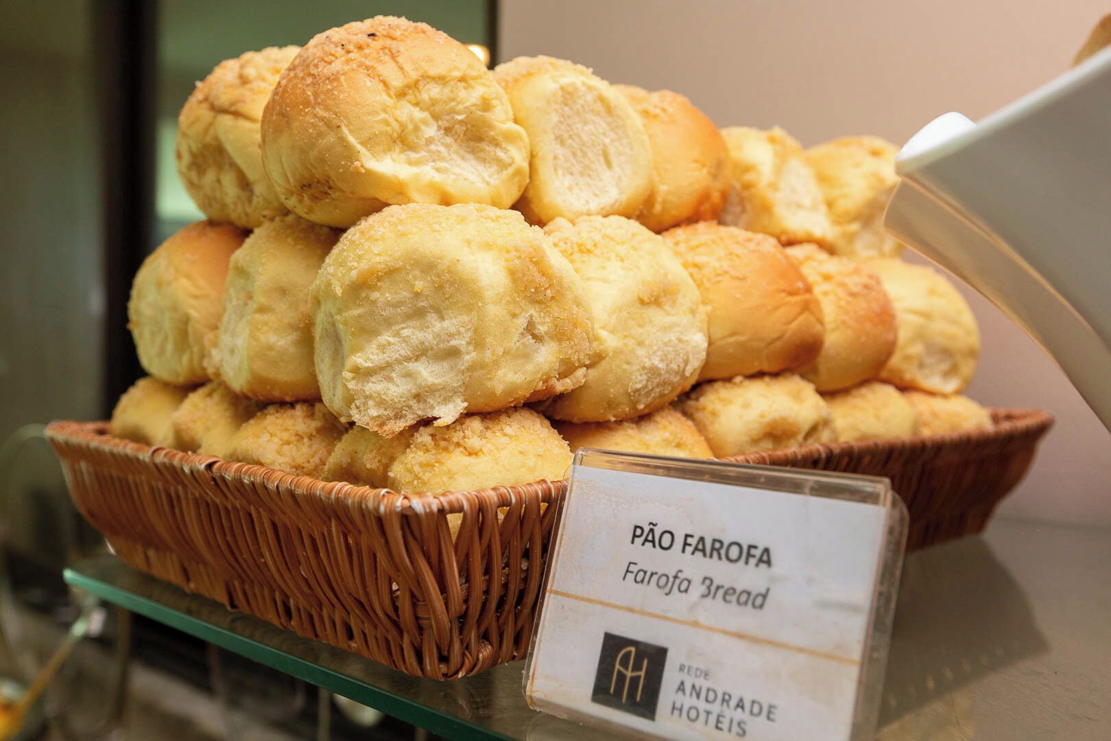 Esposizione di pane pão farofa in cesti di vimini in un hotel.