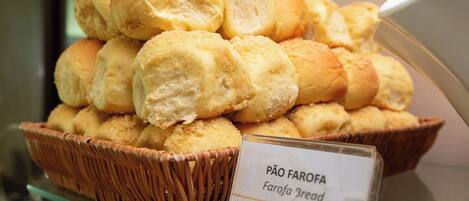 Des pains «
pão farofa
» sont présentés dans des paniers en osier dans un hôtel.