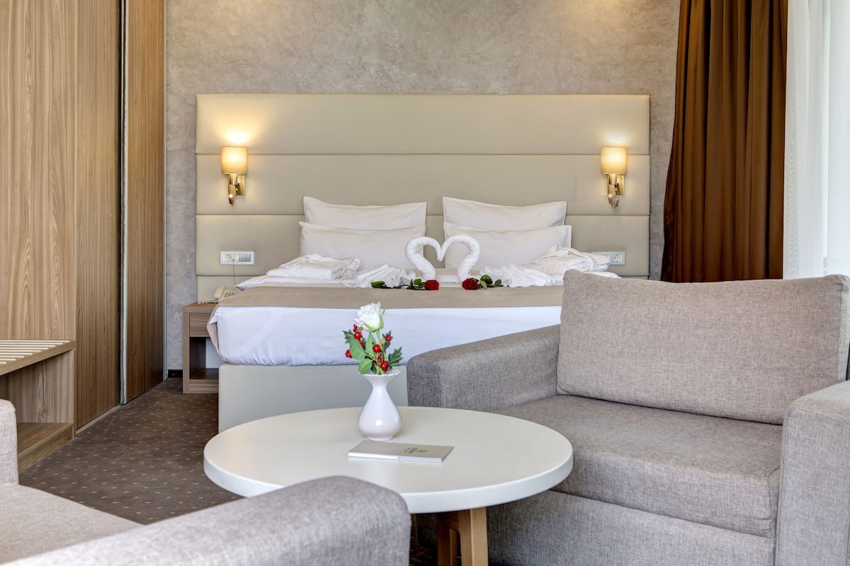 suite, balcony, city view | minibar, in-room safe, desk, blackout curtains