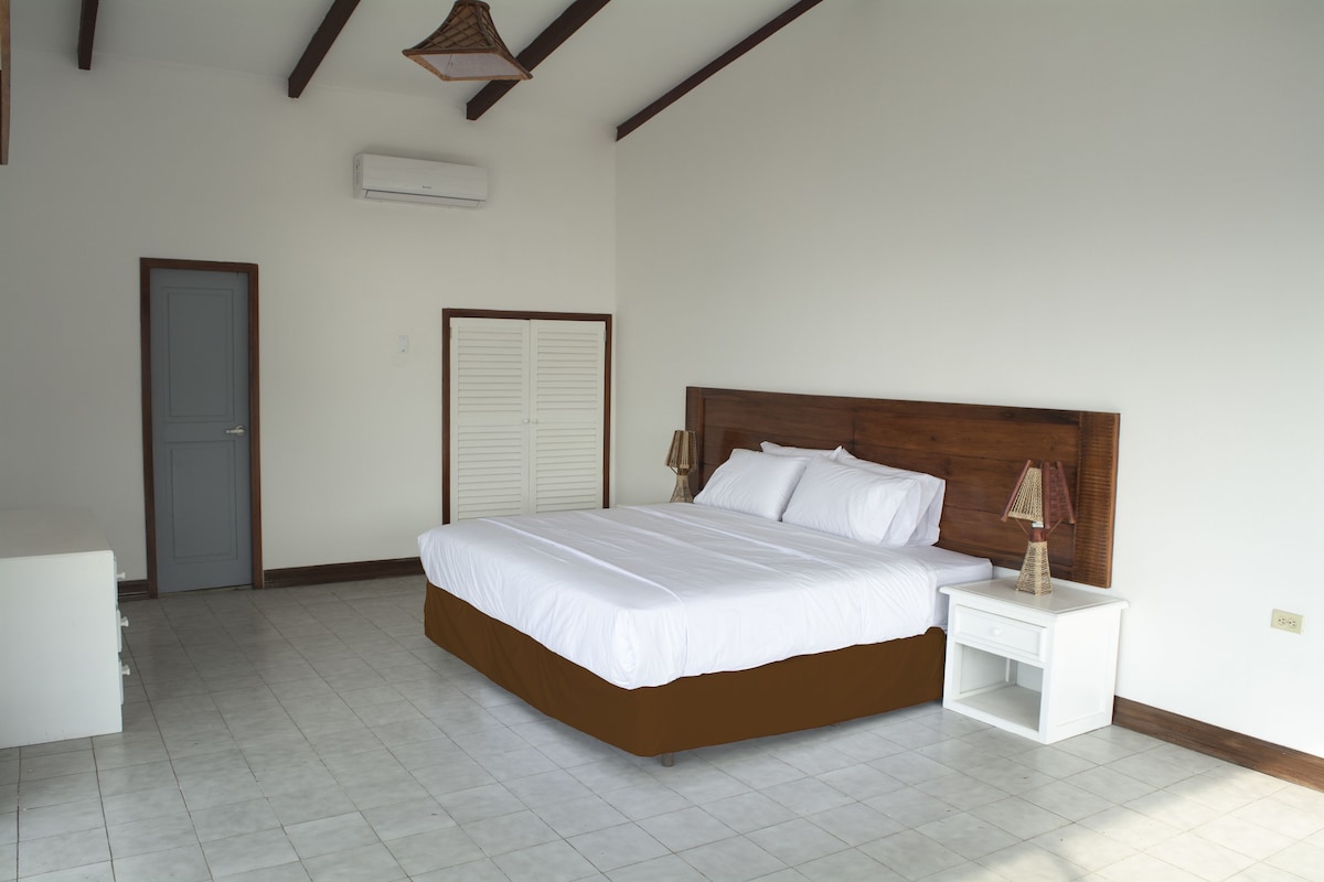 Suite, 1 King Bed with Sofa bed, Non Smoking