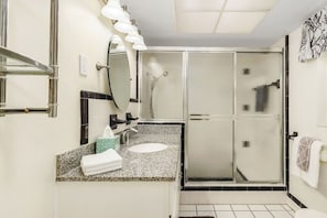 Ensemble douche/baignoire, sèche-cheveux, serviettes fournies