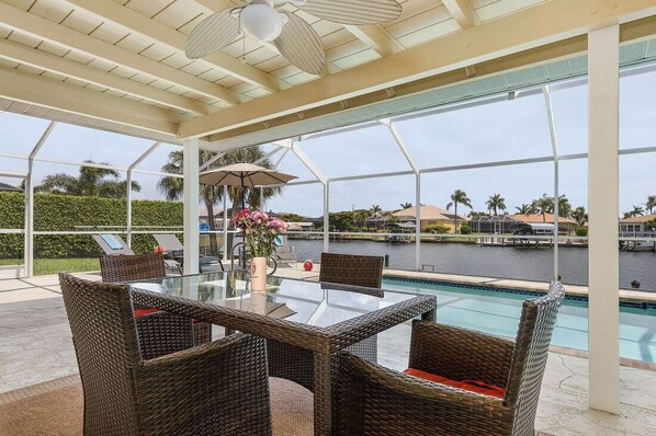 Outdoor dining - Location, location, location! Without bridges and locks in the Gulf of Mexico! (Cape Coral)