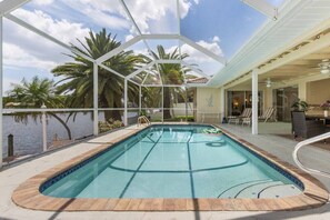 Una piscina al aire libre, una piscina climatizada