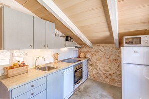 Fridge, microwave, oven, stovetop - Country House 'Casita Els Sestadors' with Private Terrace, Wi-Fi and Air Conditioning (S'Alqueria Blanca)