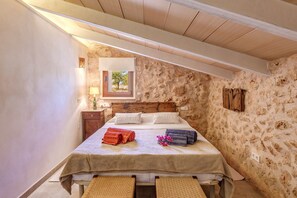 1 bedroom, free WiFi, bed sheets - Country House 'Casita Els Sestadors' with Private Terrace, Wi-Fi and Air Conditioning (S'Alqueria Blanca)