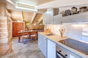 Frigorífico, microondas, horno y placa de cocina