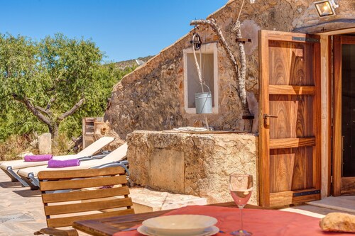 Country House 'Casita Els Sestadors' with Private Terrace, Wi-Fi and Air Conditioning