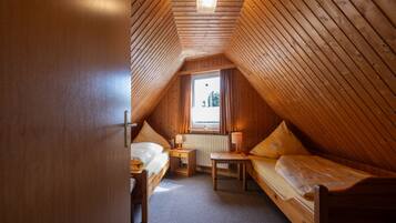 3 quartos, berço de viagem, Wi-Fi, roupa de cama