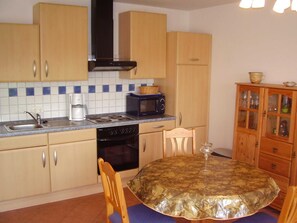 Kühlschrank, Mikrowelle, Ofen, Geschirrspüler