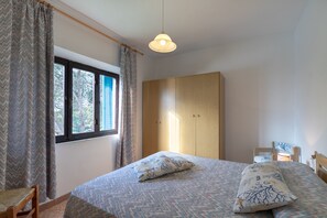2 bedrooms, iron/ironing board, free WiFi