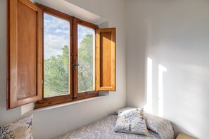 2 bedrooms, iron/ironing board, free WiFi