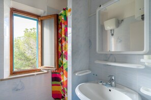 Shower, free toiletries