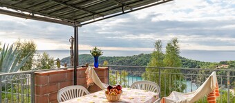 Lägenhet med Wi-Fi, terrass och havsutsikt; Husdjur tillåtna 