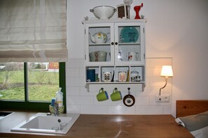 Een koelkast, een kookplaat, een vaatwasser