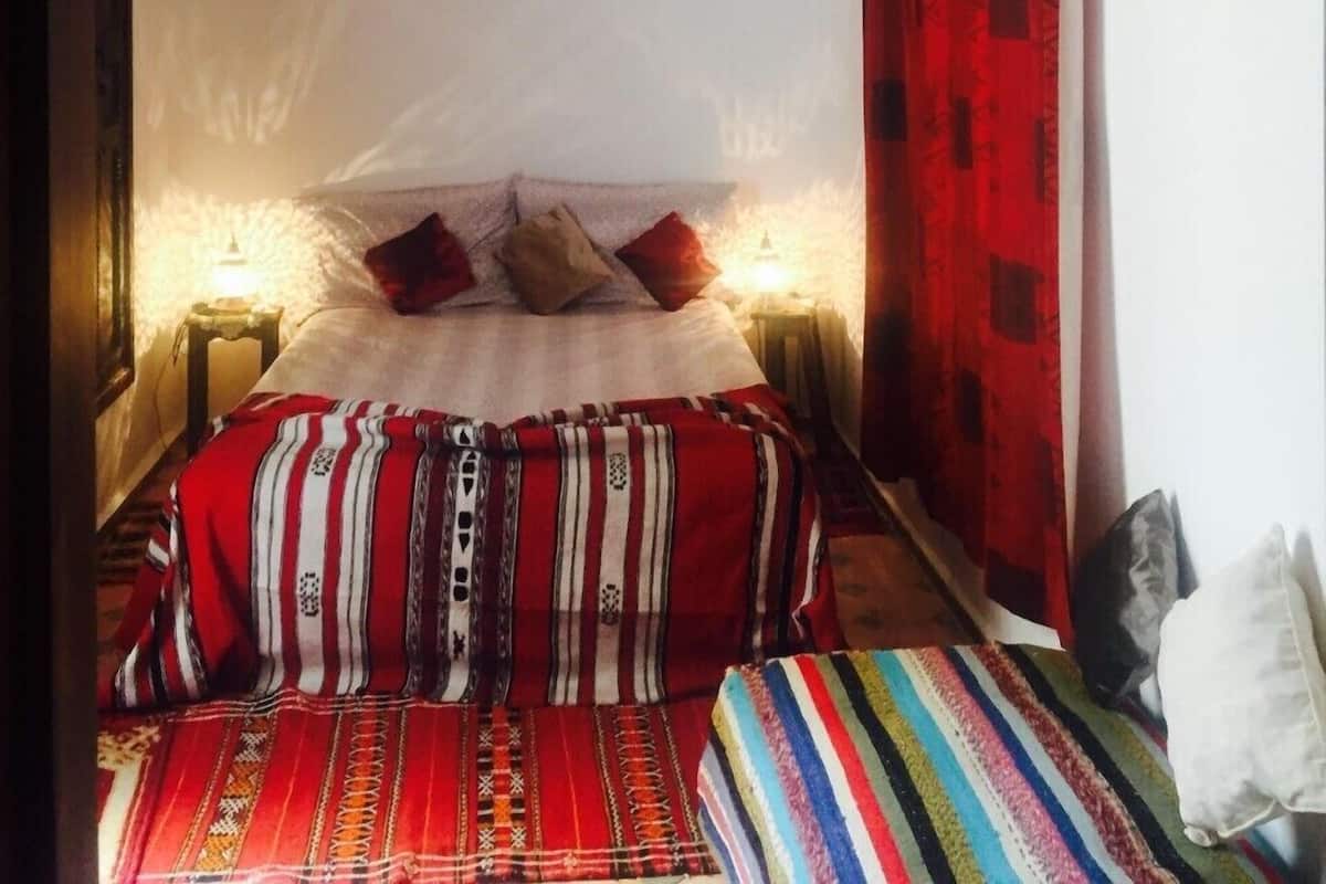 Kahden hengen comfort-huone, 1 keskisuuri parisänky | Silitysrauta/-lauta, ilmainen Wi-Fi, vuodevaatteet