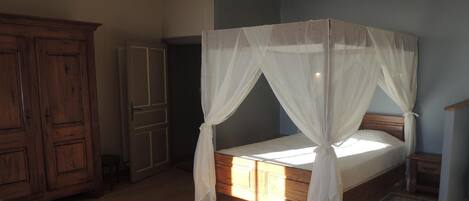 Individueel gedecoreerd, individueel gemeubileerd, een bureau