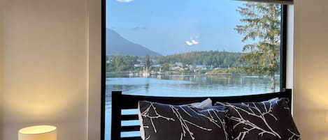 Zimmer (Private Oceanfront Room with hot tub ) | 1 Schlafzimmer, individuell dekoriert, individuell eingerichtet