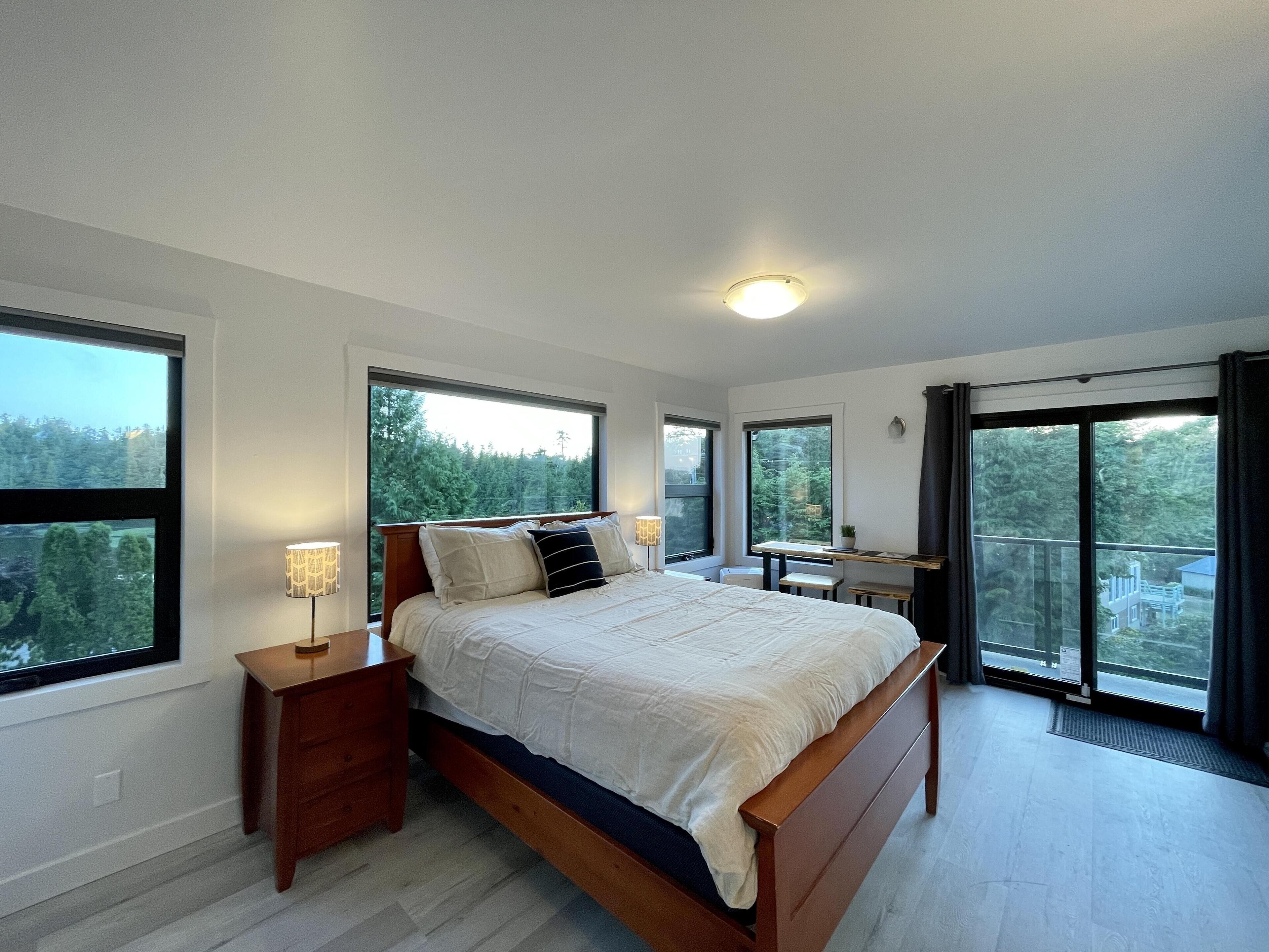 Zimmer (Private Room on Waterfront property w) | 1 Schlafzimmer, kostenloses WLAN, individuell dekoriert