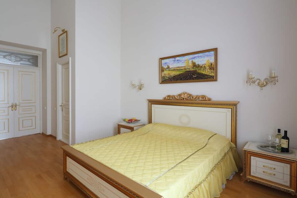Basic-Doppelzimmer, 1 Queen-Bett, Gemeinschaftsbad (№3-4) | Bettwäsche aus ägyptischer Baumwolle, Schreibtisch