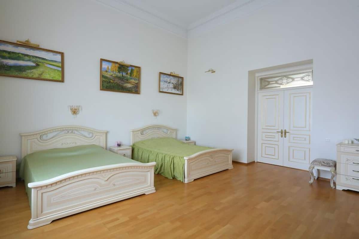 Basic-Vierbettzimmer, 2 Queen-Betten, Gemeinschaftsbad (№5) | Bettwäsche aus ägyptischer Baumwolle, Schreibtisch