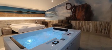 Suite romántica, 1 cama de matrimonio grande (Hydromassage 2 pax) | Bañera de hidromasaje privada