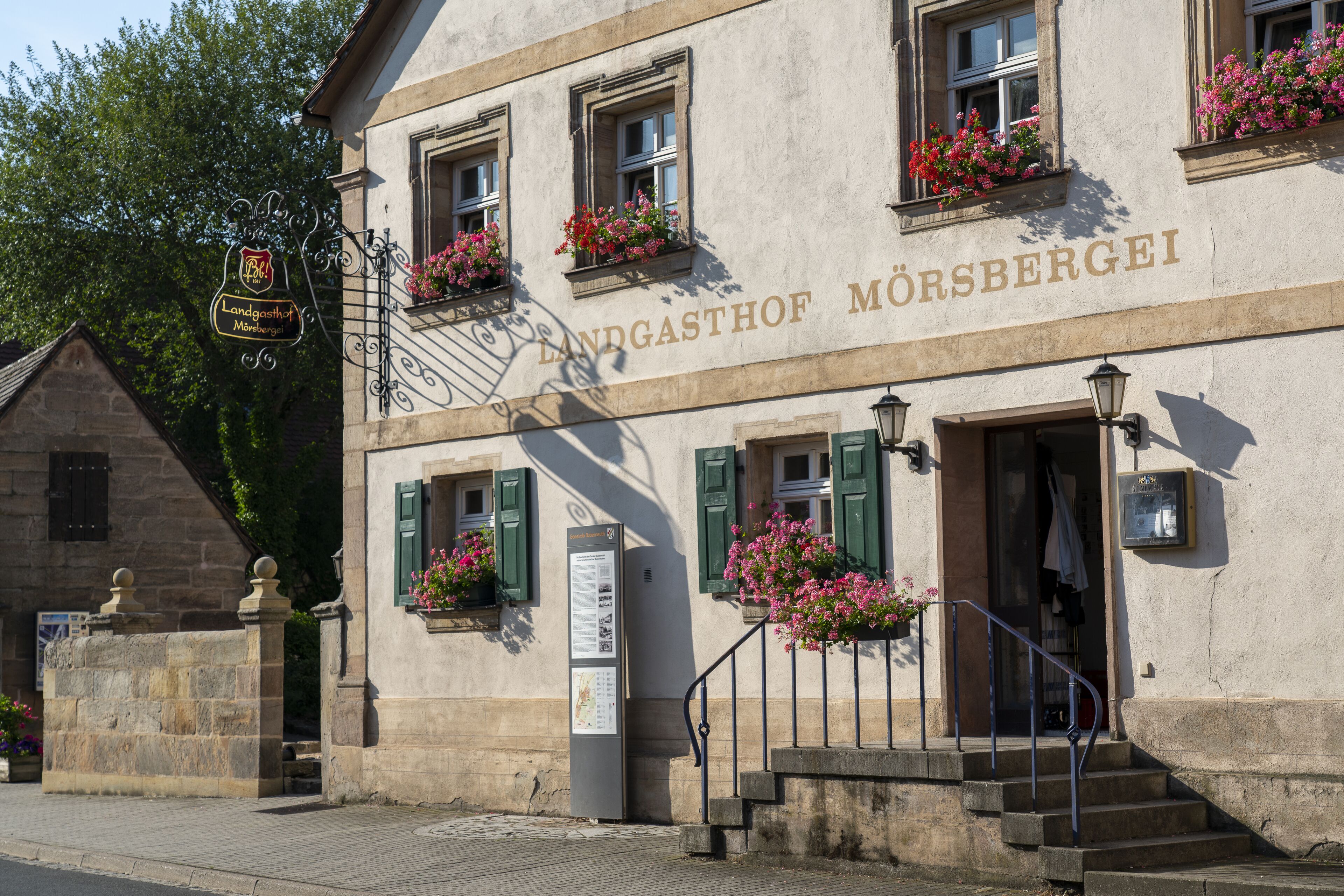Ein Gebäude mit einem Schild, auf dem 'Landgasthof Mörsberg' steht.