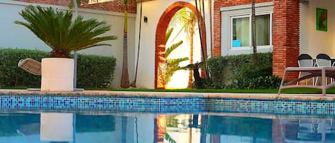 Piscine extérieure, chaises longues